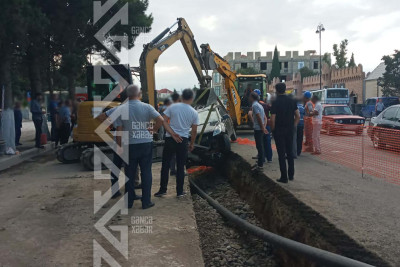 İdarəetmədən çıxan maşın qazıntı aparılan quyuya düşüb