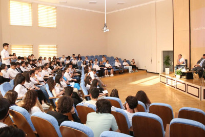 Təhsilini uğurla başa vurmuş məzunlar bir araya toplanıblar