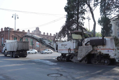 Şəhərin küçələrində yol infrastrukturu salınır