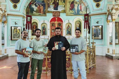 Aleksandr Nevskiy kilsəsinə yeni kitablar hədiyyə olunub