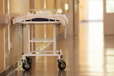 Yolu keçmək istəyən yeniyetməni avtomobil vurub