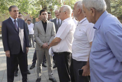 Niyazi Bayramov ziyalıların müraciətlərini dinləyib