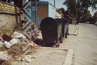 Ruhulla Axundov küçəsi zibillik içindədir