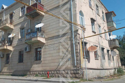 Eyvanlardan birinin aqlay örtüyü qopub tökülür