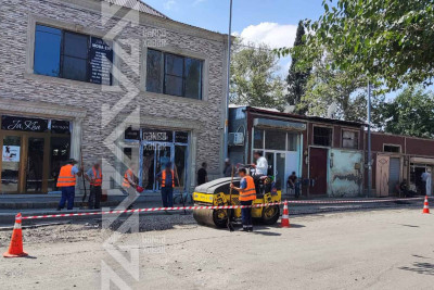 Daha bir küçəyə asfalt örtüyü salınır