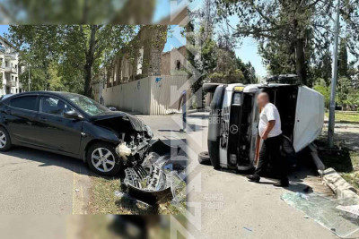 Sərnişin avtobusu minik avtomobili ilə toqquşub