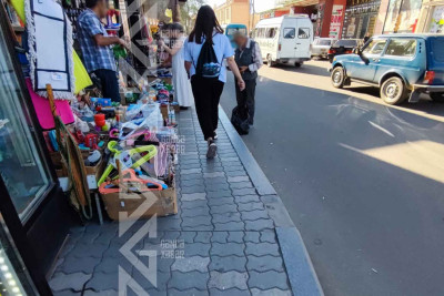 Sakinlər piyada səkilərində hərəkət etməkdə çətinlik çəkirlər