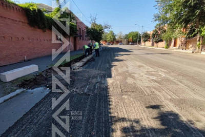 Küçələrin birində yeni bordürlər qoyulur