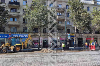 Şəhərin mərkəzi küçəsində su borusu partlayıb