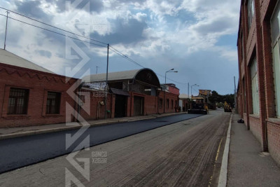 Qəmbər Hüseynli küçəsinə asfalt örtüyü çəkilib