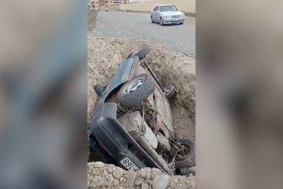 Yolda qazılmış çuxura avtomobil düşüb