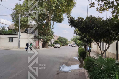 Bu ərazidə bir aydır küçə boyunca su axır