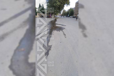 Məmməd Xələfov küçəsində ana su xətti partlayıb: su küçə boyunca axır