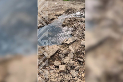 Küçələrdən birində yerin altından su qaynayır