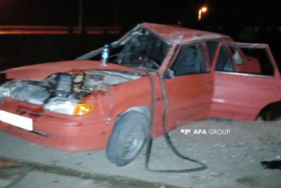 Gəncə Qapıları yaxınlığında avtomobil aşıb