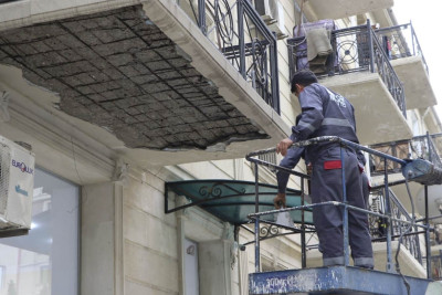 Şəhərin mərkəzində qəzalı eyvan təmir olunub