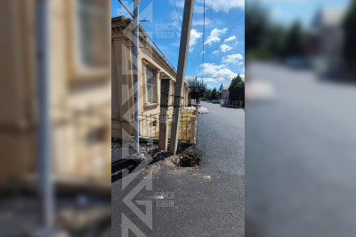 Bir sıra küçələrdə dirəklər qəzalı vəziyyətdədir