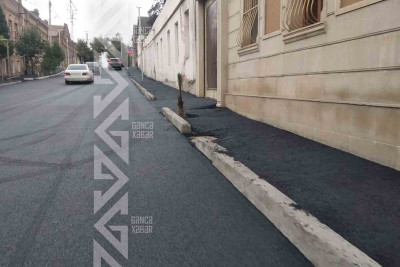 Bu küçədə piyada səkisinə asfalt çəkilib