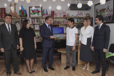 Niyazi Bayramov uşaq evinin tələbə adını qazanan sakinini təbrik edib