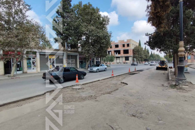 Şəhərin mərkəzində yolun yararsız hala düşmüş hissəsi asfaltlanır