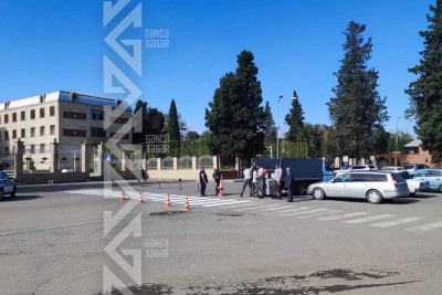 Məktəblərdən birinin qarşısında “zebra”lar çəkilib