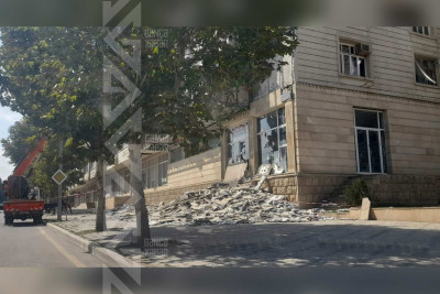 Daha bir binanın fasadı sökülüb