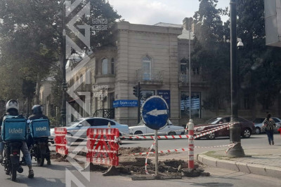 Şəhərin mərkəzində yolun qazılmış hissəsi sürücülərə maneə törədir