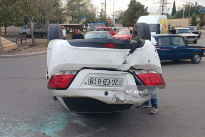 İki avtomobil toqquşub: biri aşıb