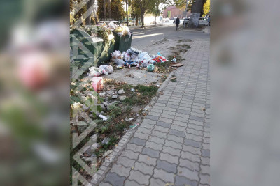 Şəhərin mərkəzində küçə zibillənib