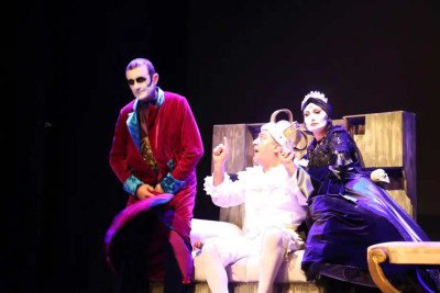 "Kral ölür" tamaşası Beynəlxalq Teatr Festivalında nümayiş olunub