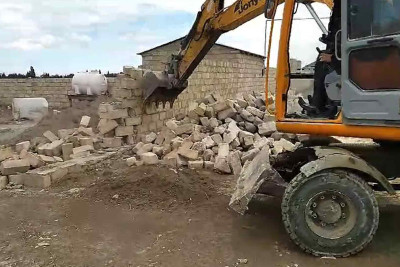Şıxzamanlı qəsəbəsində qanunsuz tikili sökülüb