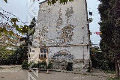 Binaların fasadları qoparaq tökülür