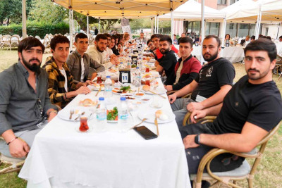 Tələbələr üçün səhər yeməyi süfrəsi açılıb