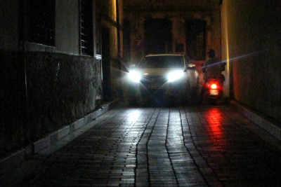 Sakinlər işıqsız qalan küçələrindən narahatdırlar