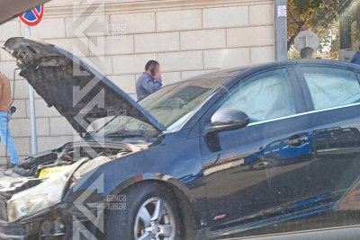 Məktəbin qarşısında iki maşın toqquşub: xəsarət alan var