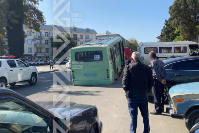 Təkəri nasaz olan avtobus hərəkətini davam etdirə bilməyib