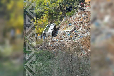 Sərnişin avtobusu dərəyə aşıb: xəsarət alanlar var