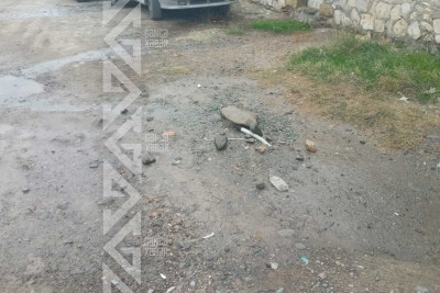 İki küçədə borulardan su sızır