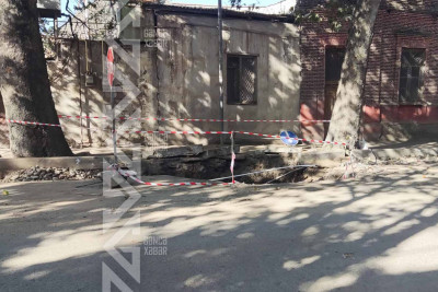 Atatürk prospektində su xətti partlayıb