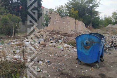 Uşaqlarını bağçaya aparan valideynlərin yolu zibillikdən düşür