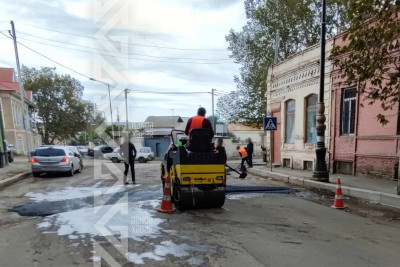 Küçələrdən birinin nahamar hissələri təmir olunur