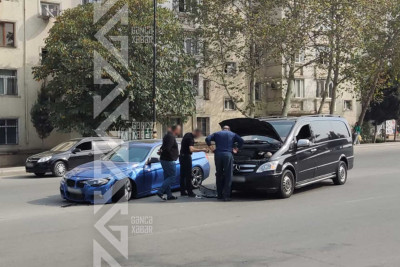 “BMW” markalı avtomobil mikroavtobusa çarpılıb