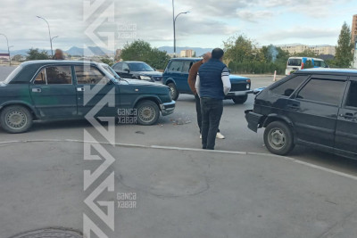 Arxaya hərəkət edən “VAZ 2114” qəza törədib