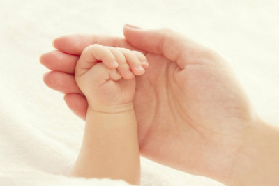 Nənəsi tərəfindən küçədə tərk edilən körpələr Bakıda uşaq evinə göndəriliblər