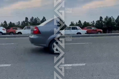 İdarəetmədən çıxan maşın yolun əks-tərəfinə keçib