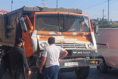 Şah İsmayıl Xətai prospektində iki “KamAz” toqquşub