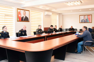 Nazir vətəndaşların müraciətlərini dinləyib