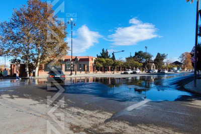 Bir küçədə boru partlayıb, dörd küçəni su basıb