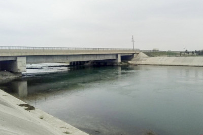 İdarəetmədən çıxan maşın kanala aşıb - dörd nəfər xəsarət alıb