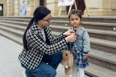 Şəhər sakinləri sinələrinə Xarıbülbülün döş nişanını taxıblar